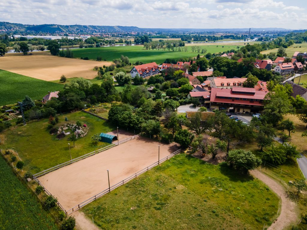 luftbild-reitanlage Paddocktrail Offenstall Reitplatz